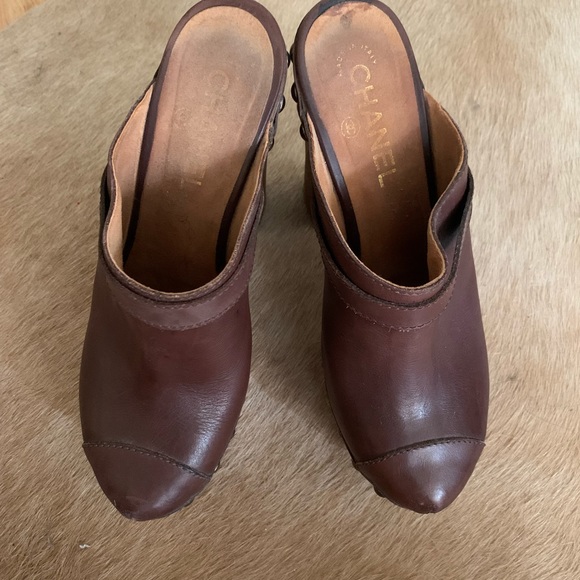 Brown Chanel clogs - Picture 3 of 7